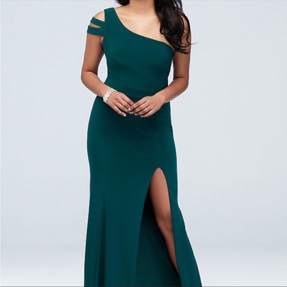 ✨FREE SHIPPING✨Xscape Emerald Green One Shoulder Formal Gown